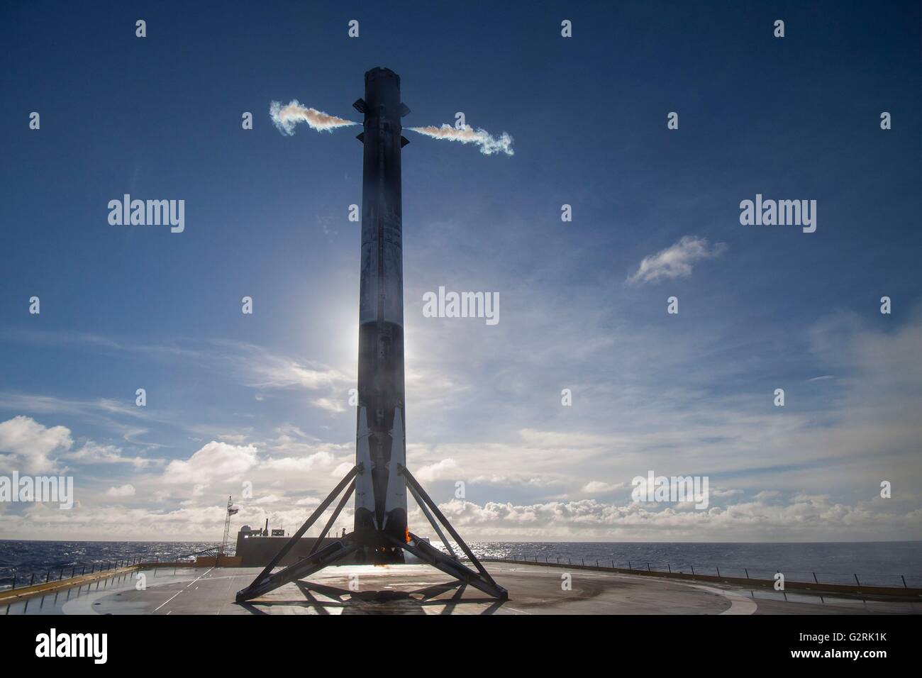 La SpaceX Falcon 9 veicoli di lancio riutilizzabili dopo aver toccato verso il basso su una piattaforma galleggiante 27 maggio 2016 nell'Oceano Atlantico. Il razzo a propulsione con successo il THAICOM 8 satellite in iobit e quindi riportato a terra sul droneship per la terza volta. Foto Stock