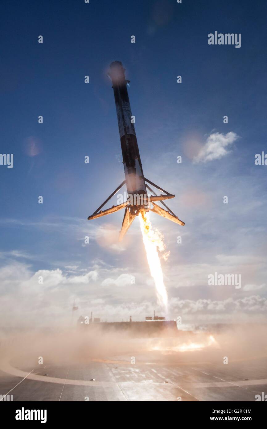 La SpaceX Falcon 9 veicoli di lancio riutilizzabili incendi boosters come si atterra su una piattaforma galleggiante 27 maggio 2016 nell'Oceano Atlantico. Il razzo a propulsione con successo il THAICOM 8 satellite in iobit e quindi riportato a terra sul droneship per la terza volta. Foto Stock