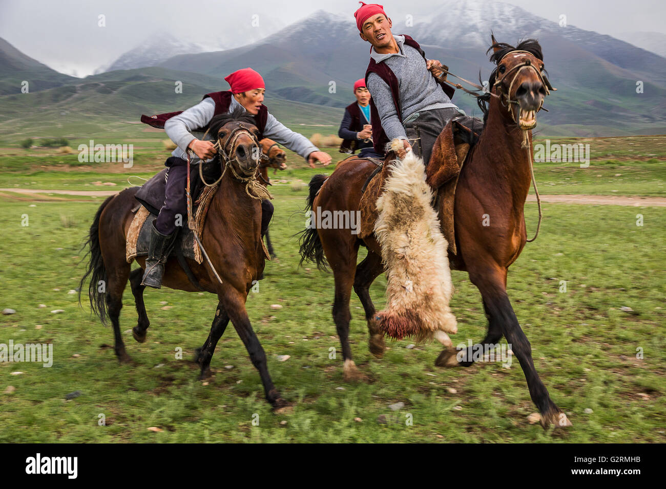 Tradizionale cavallo nomadi giochi noti anche come polo di capra, kokpar o buzkashi, in Issyk Kul Lago, Kirghizistan. Foto Stock