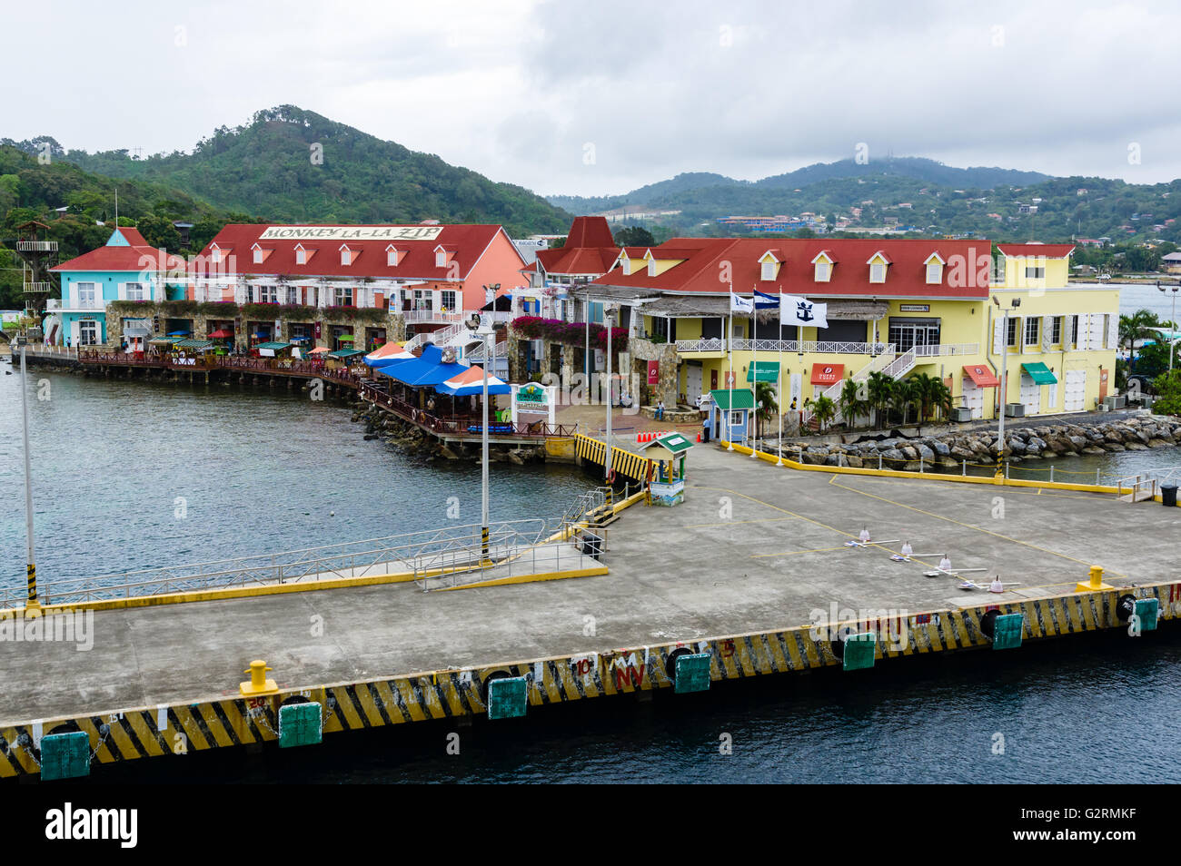 Roatan centro città zona dello shopping, porto di Roatan, Honduras Foto Stock