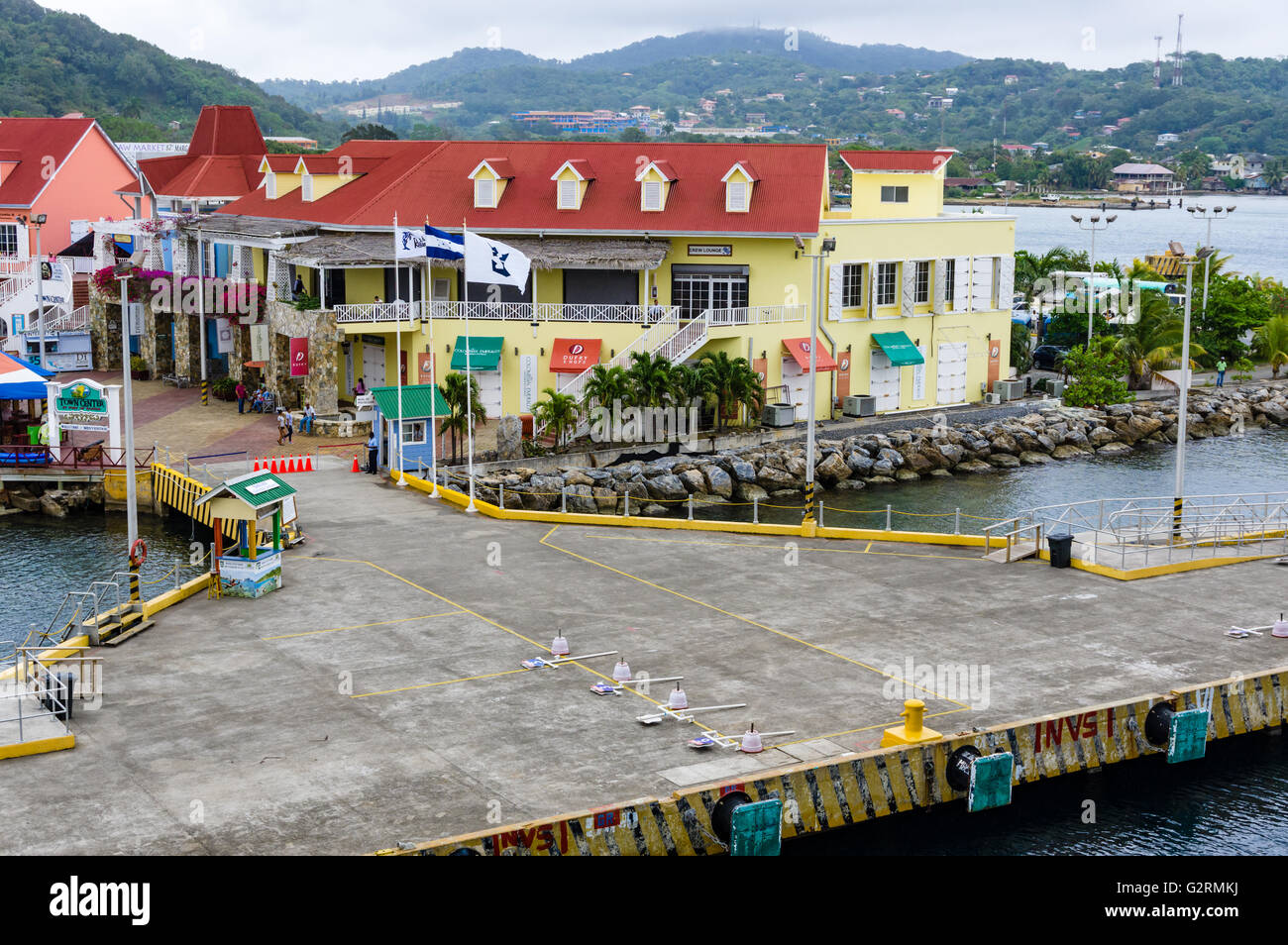 Roatan centro città zona dello shopping, porto di Roatan, Honduras Foto Stock
