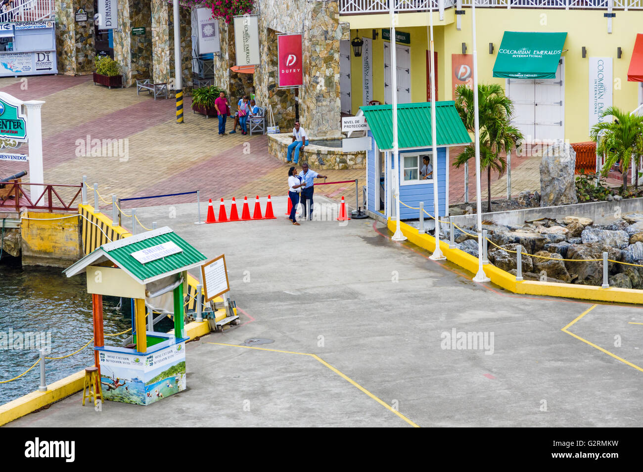 Le guardie di sicurezza guarda l'ingresso a Roatan centro città zona dello shopping. Roatan, Honduras Foto Stock