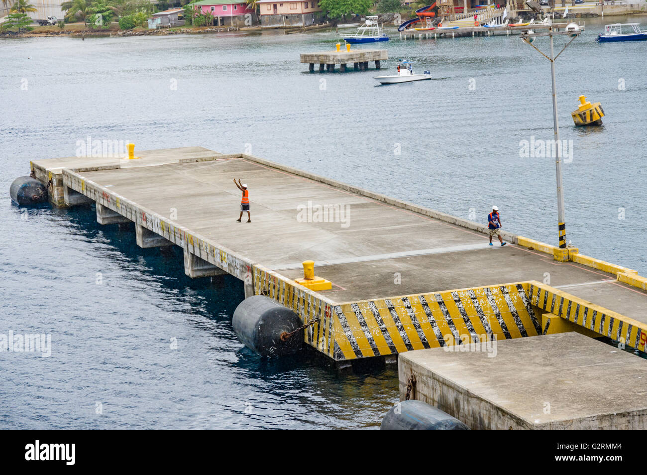 Preparare i lavoratori a favore di una nave da crociera docking al Porto di Roatan, Roatan, Honduras Foto Stock