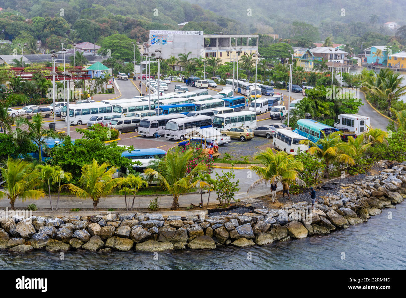 Bus di area di sosta e di parcheggio per escursione autobus al Porto di Roatan. Roatan, Honduras Foto Stock