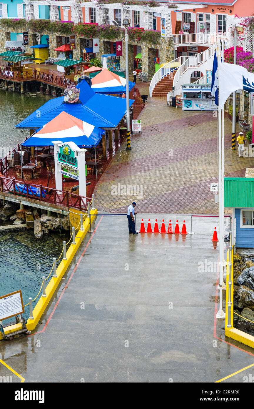 La guardia di sicurezza guarda l'ingresso a Roatan centro città zona dello shopping. Roatan, Honduras Foto Stock