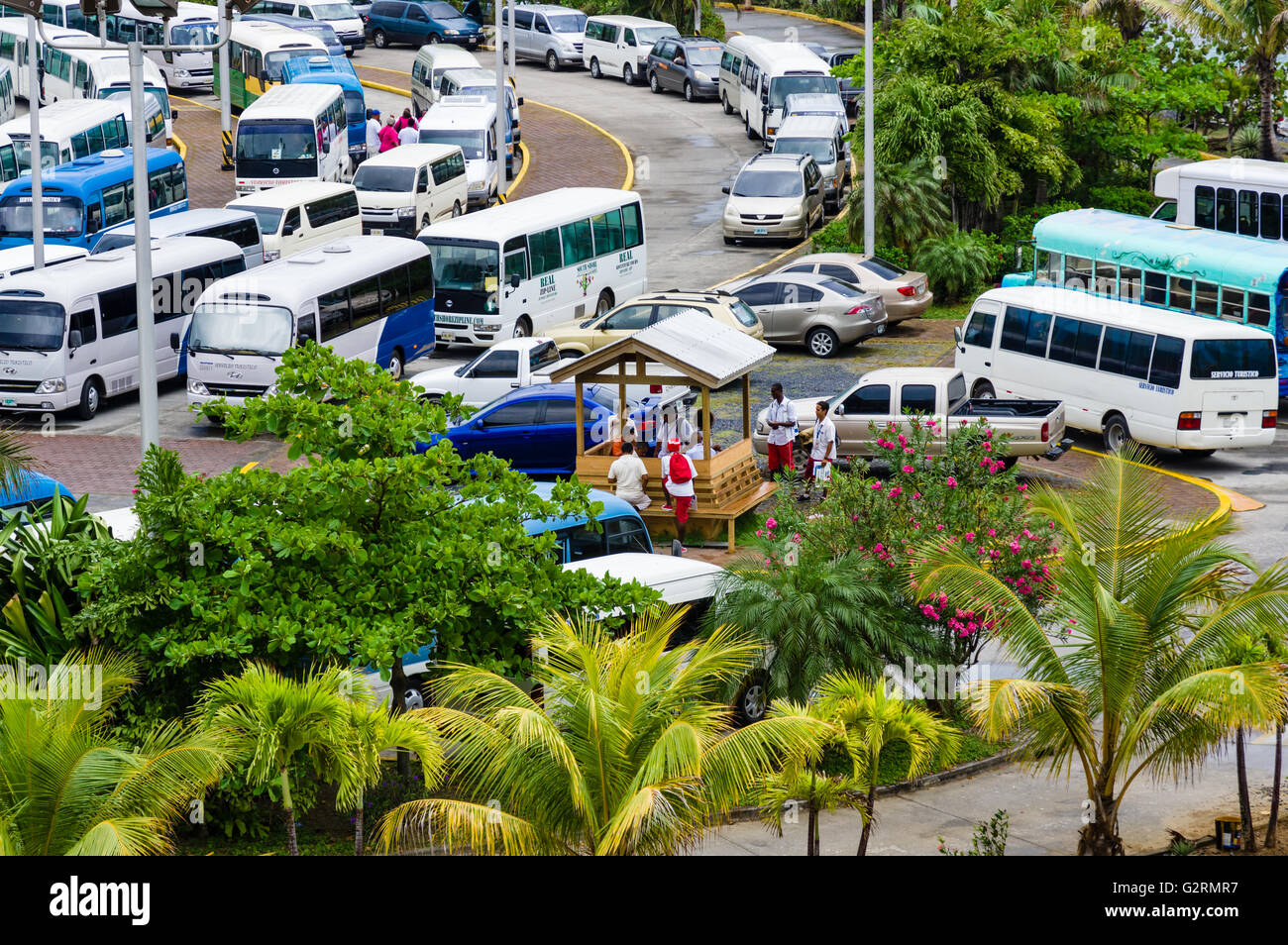 Bus di area di sosta e di parcheggio per escursione autobus al Porto di Roatan. Roatan, Honduras Foto Stock