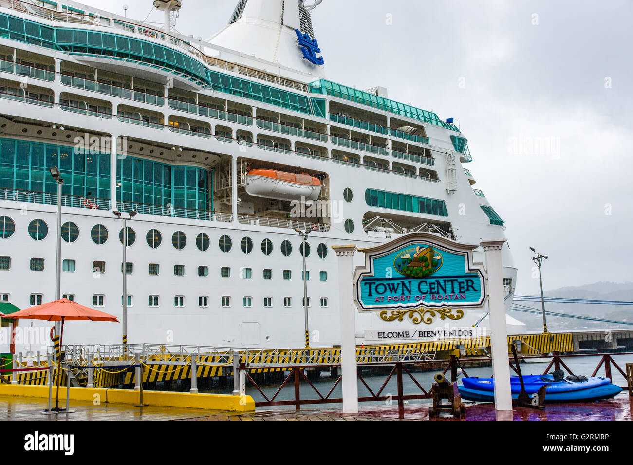 Segno di benvenuto all'ingresso del Roatan centro città e porto di Roatan, Honduras Foto Stock
