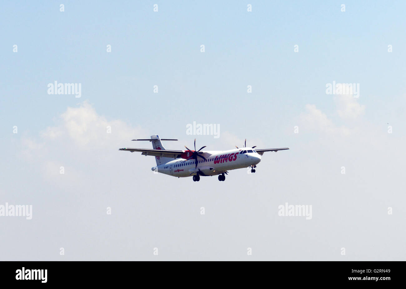 Wings Air ATR 72-500 sbarco in aeroporto di Surabaya. Foto Stock