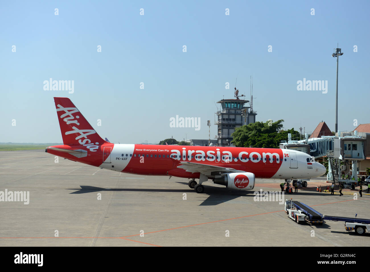 Un Air Asia piano Syrabaya in aeroporto. Foto Stock