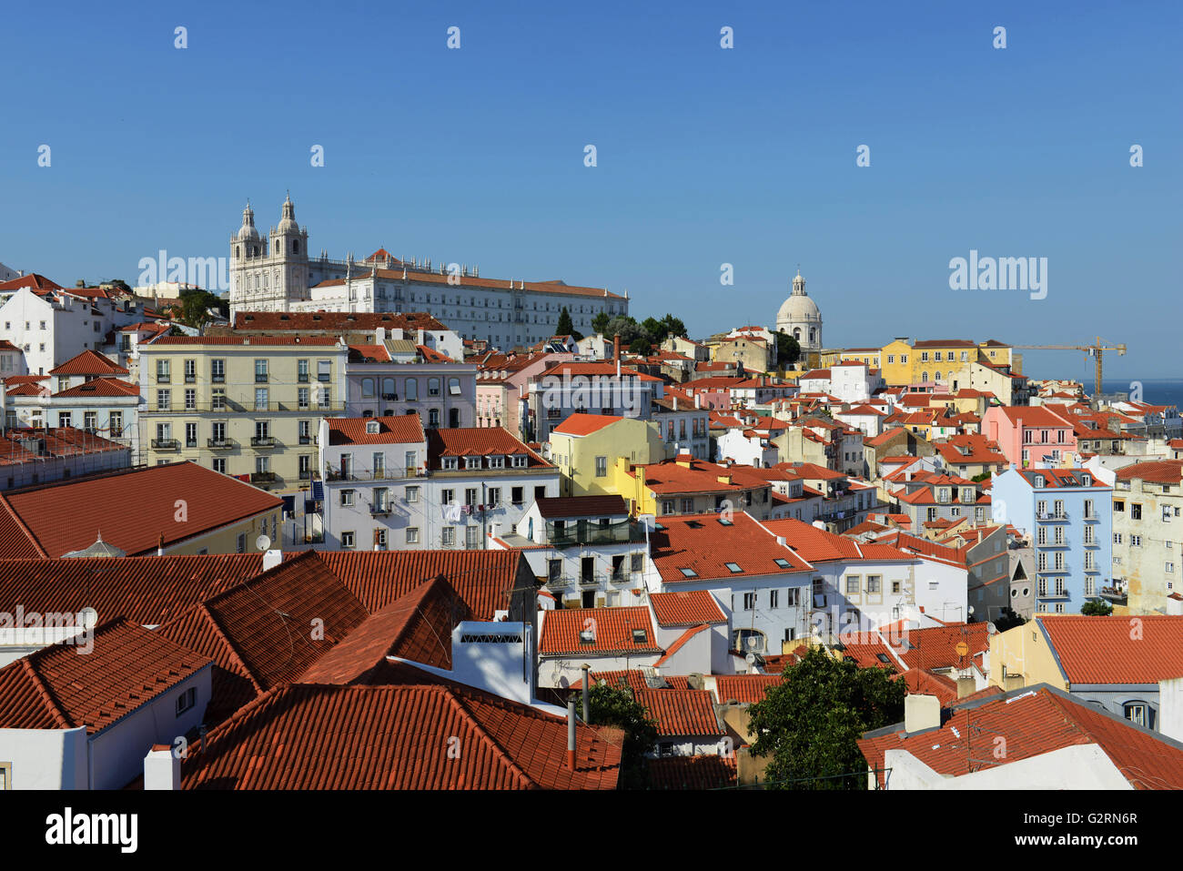 Vista dal Miradouro de Santa Luzia oltre la città vecchia quartiere Alfama a Lisbona, Foto Stock