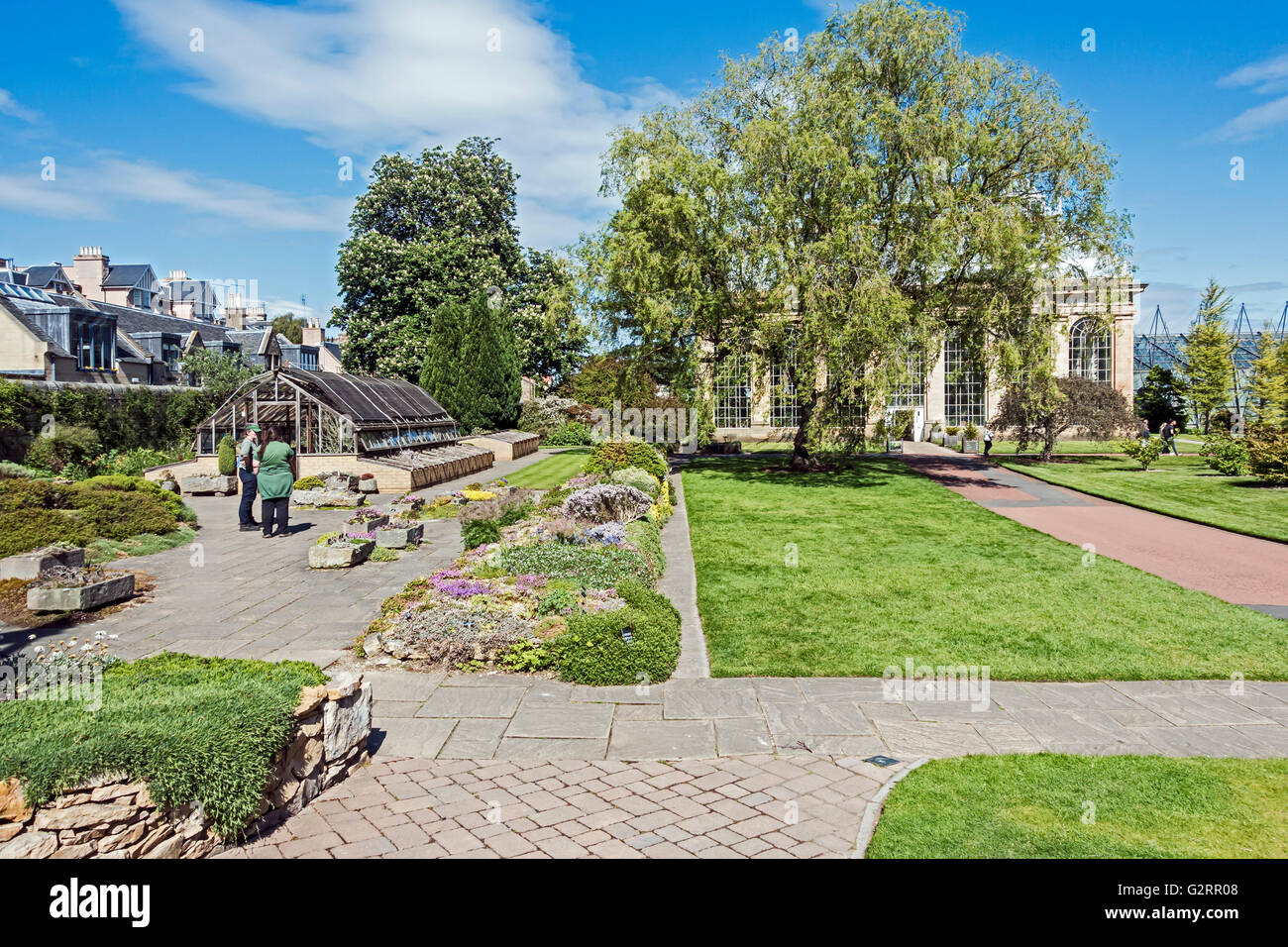 Casa alpina e il cortile antistante la casa delle palme nel giardino botanico reale di Edimburgo in Scozia Foto Stock