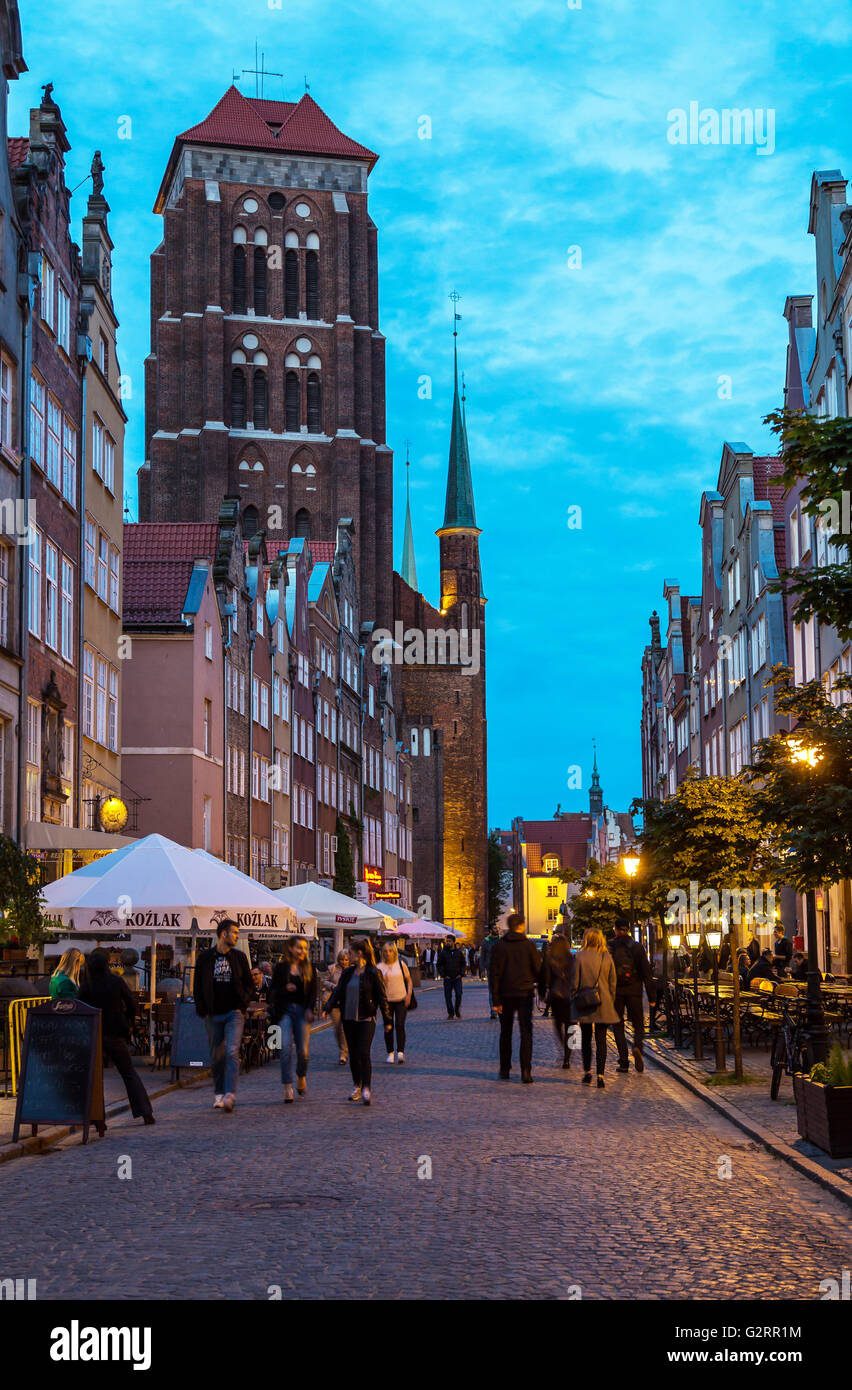 Gdansk, Polonia, Ulica Piwna (birra Street) e la chiesa di Santa Maria Foto Stock