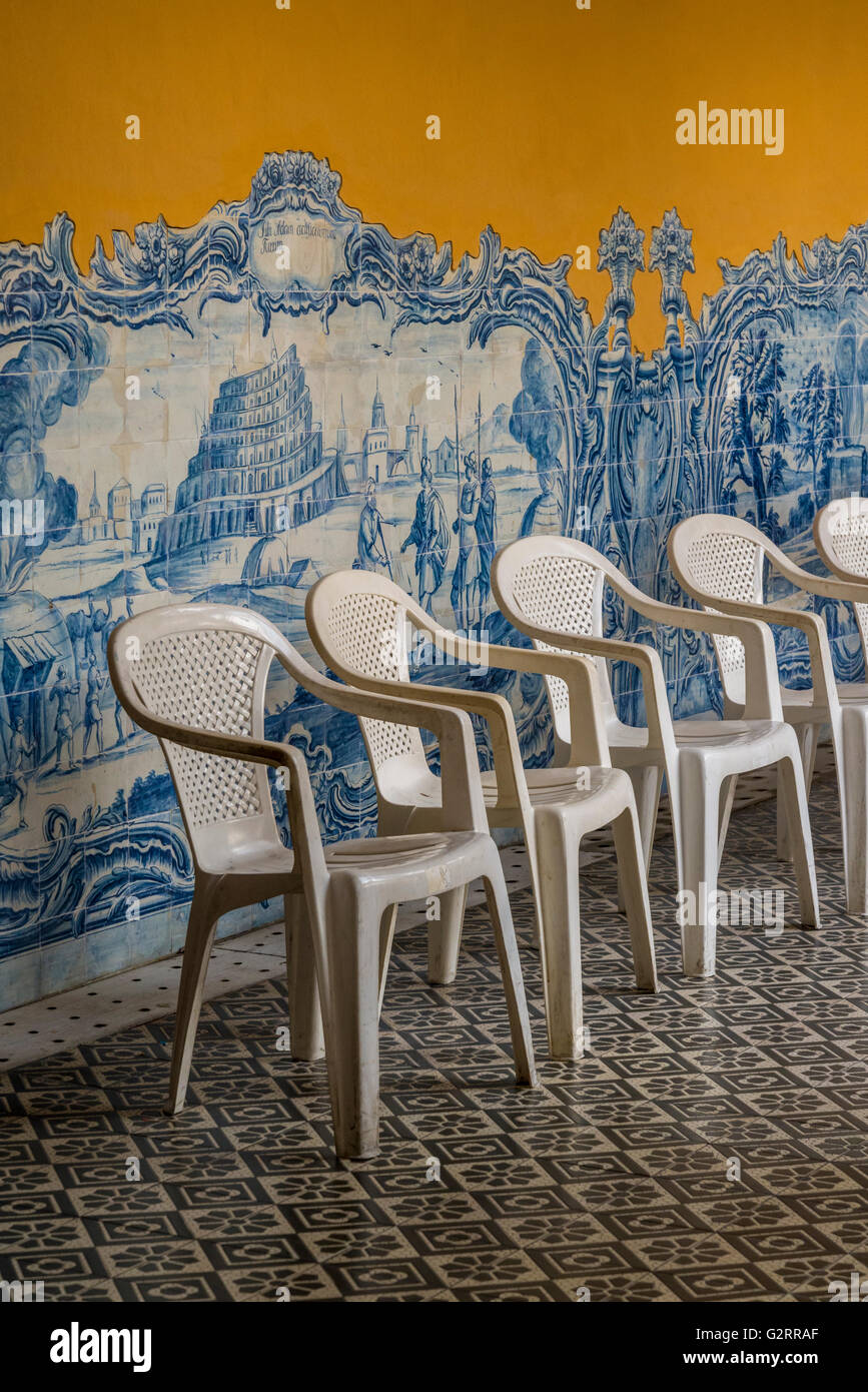 Atrio con azulejos portoghesi e la fila di sedie, Igreja da Ordem Terceira de São Francisco, Recife, Pernambuco, Brasile Foto Stock