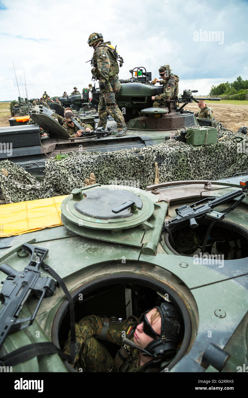 Gardelegen, Germania, Panzer compagnia granatieri ad una pratica sulla formazione militare Altmark Foto Stock