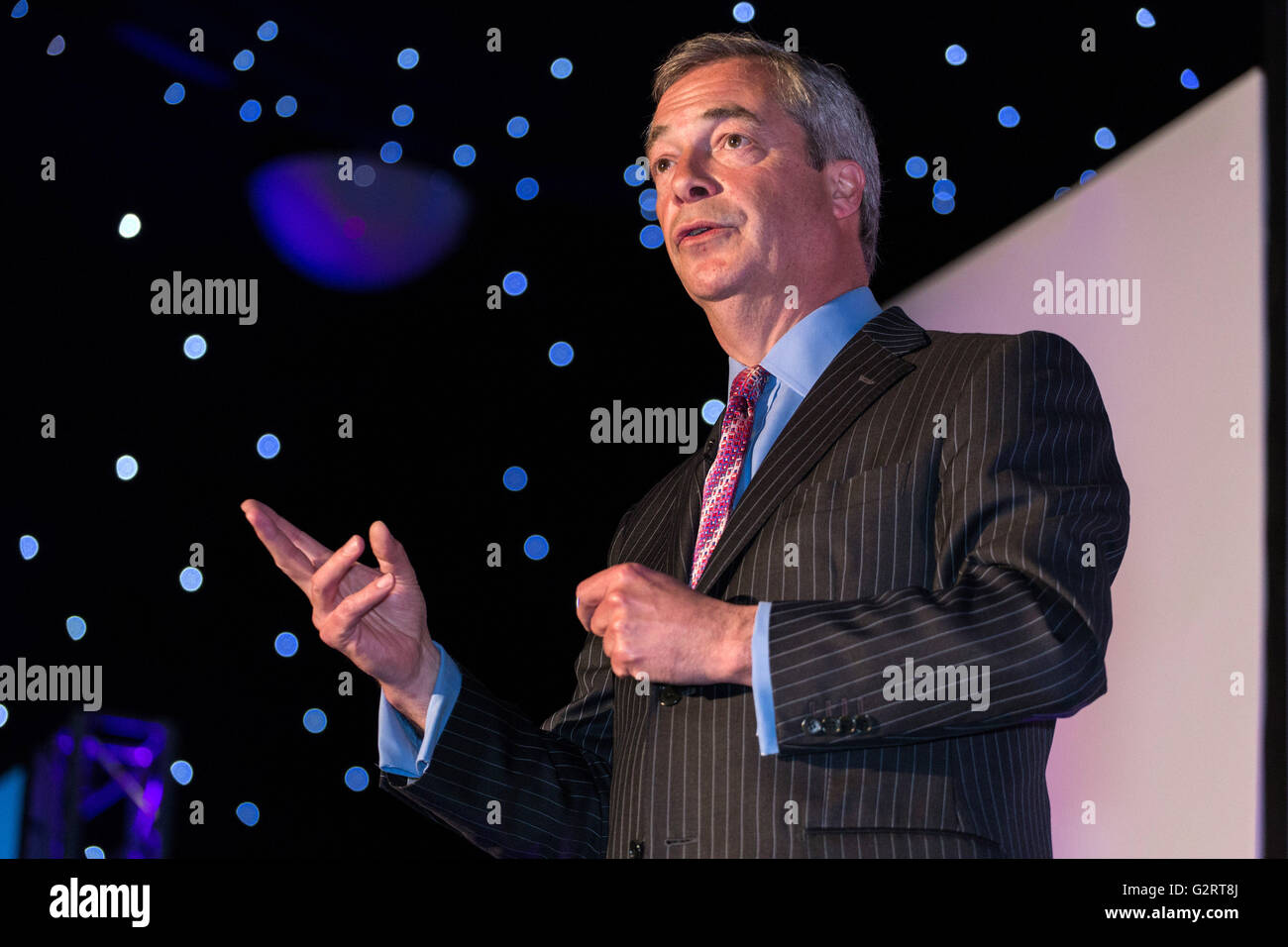 Leader del Partito UKIP, e l'europarlamentare Nigel Farage, parla in una riunione pubblica, come parte del Brexit Bus Tour campagna, a Leeds Uni Foto Stock