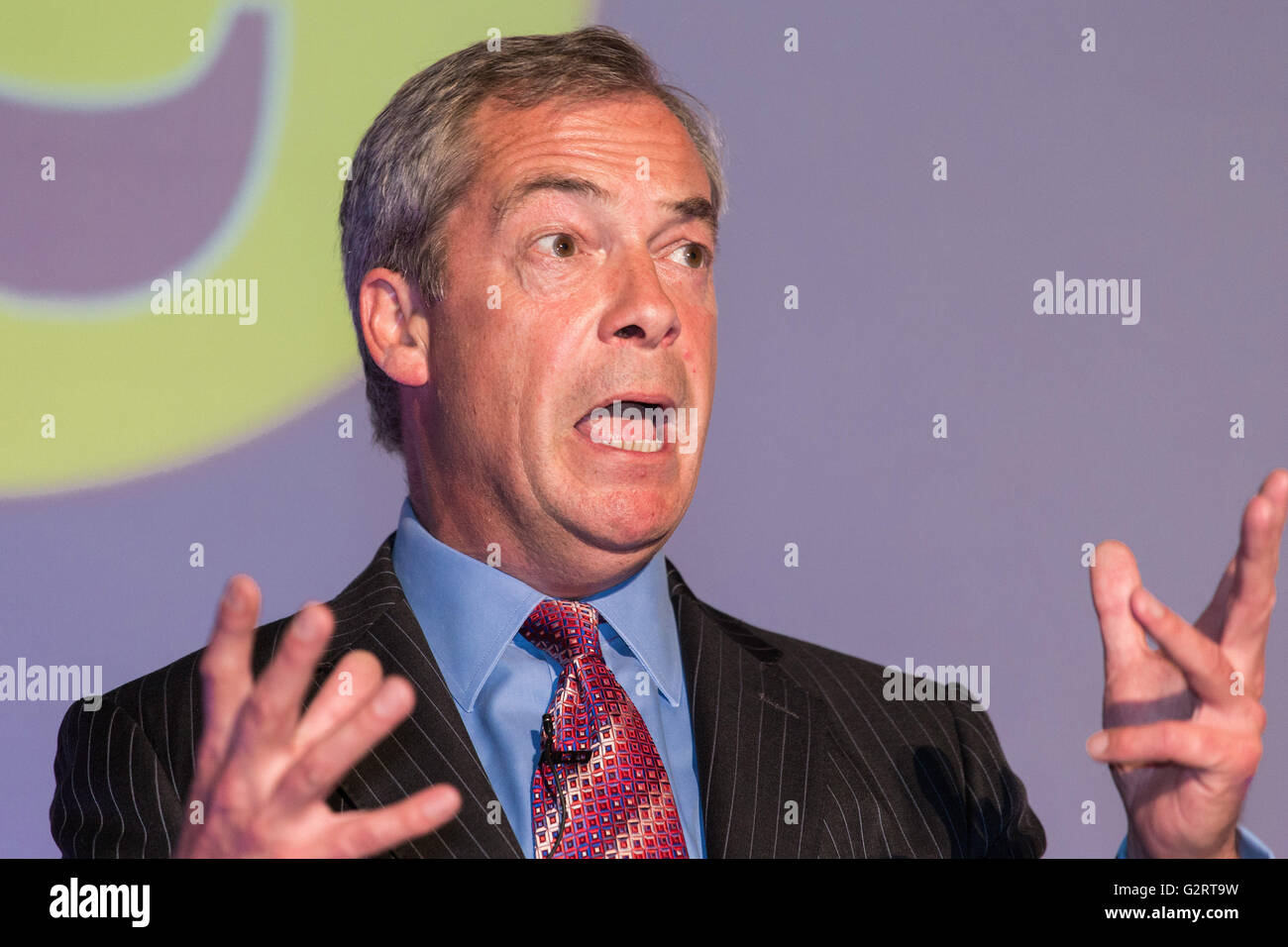 Leader del Partito UKIP, e l'europarlamentare Nigel Farage, parla in una riunione pubblica, come parte del Brexit Bus Tour campagna, a Leeds Uni Foto Stock