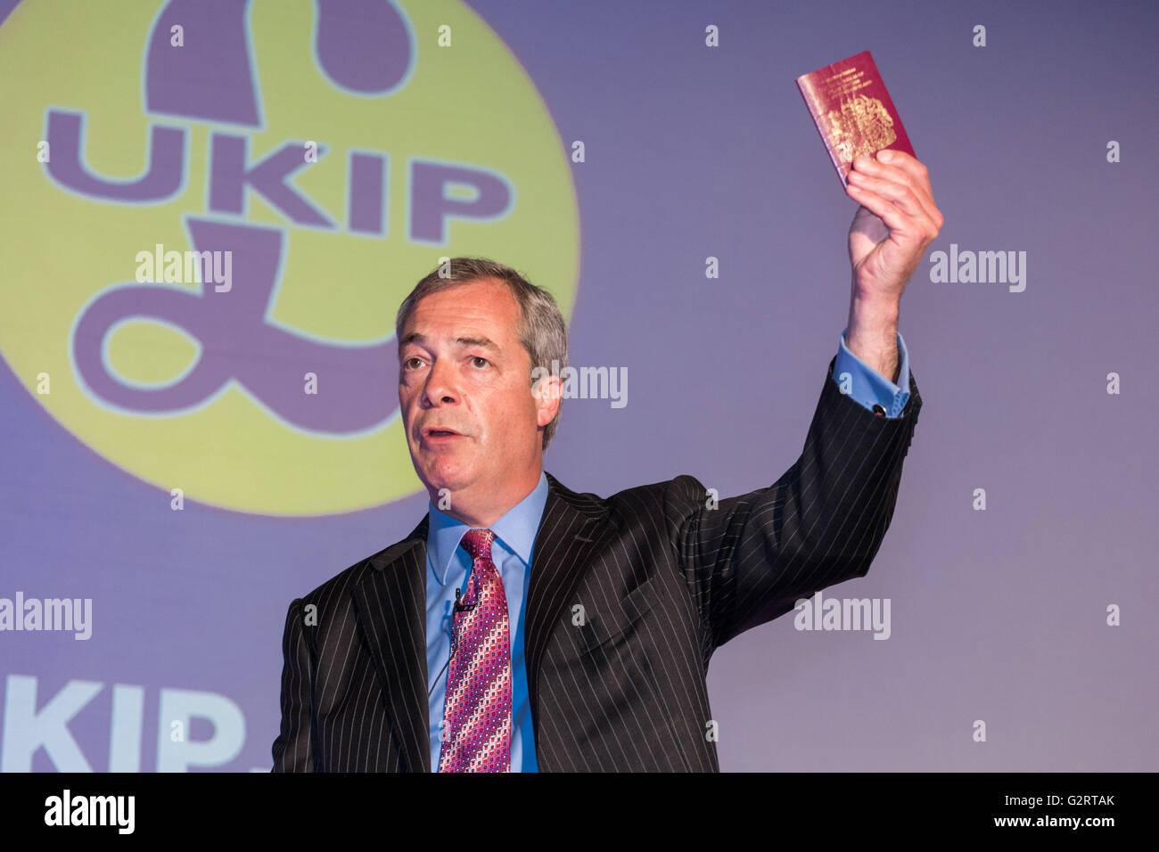 Leader del Partito UKIP, e l'europarlamentare Nigel Farage, detiene un passaporto come egli parla in una riunione pubblica, come parte del Brexit Bus Tour Foto Stock