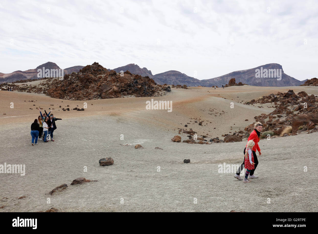 Selfie nel deserto in Parque Nacional del Teide Tenerife. I visitatori su Las Cañadas - pianure formate da vulcani collassato Foto Stock