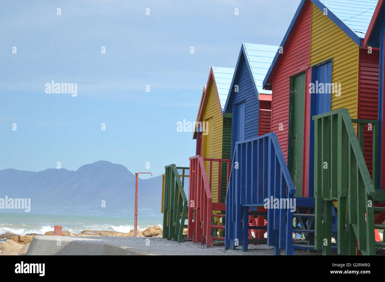 Spiaggia di Muizenberg @Cape Town famoso per colorata spogliatoi. Foto Stock