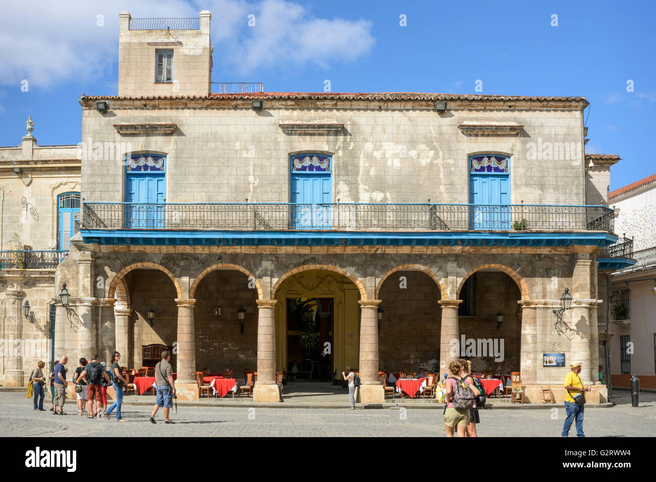 Architettura coloniale tradizionale su un edificio ristrutturato in Plaza de la Catedral (piazza della cattedrale), Old Havana, Cuba Foto Stock