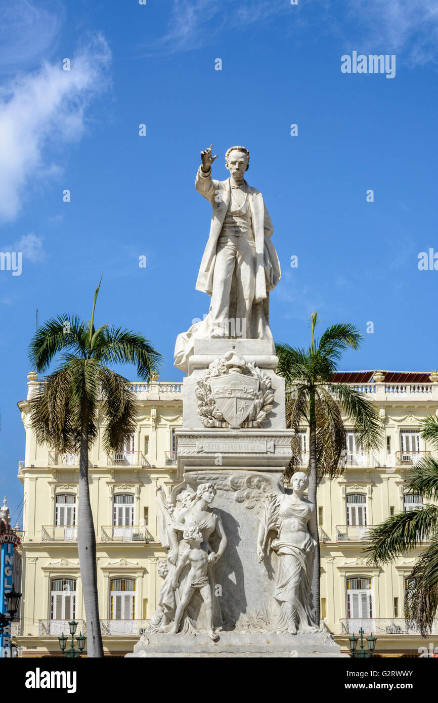 Statua di Jose Marti e Hotel Inglaterra, Parque Central, Havana, Cuba Foto Stock