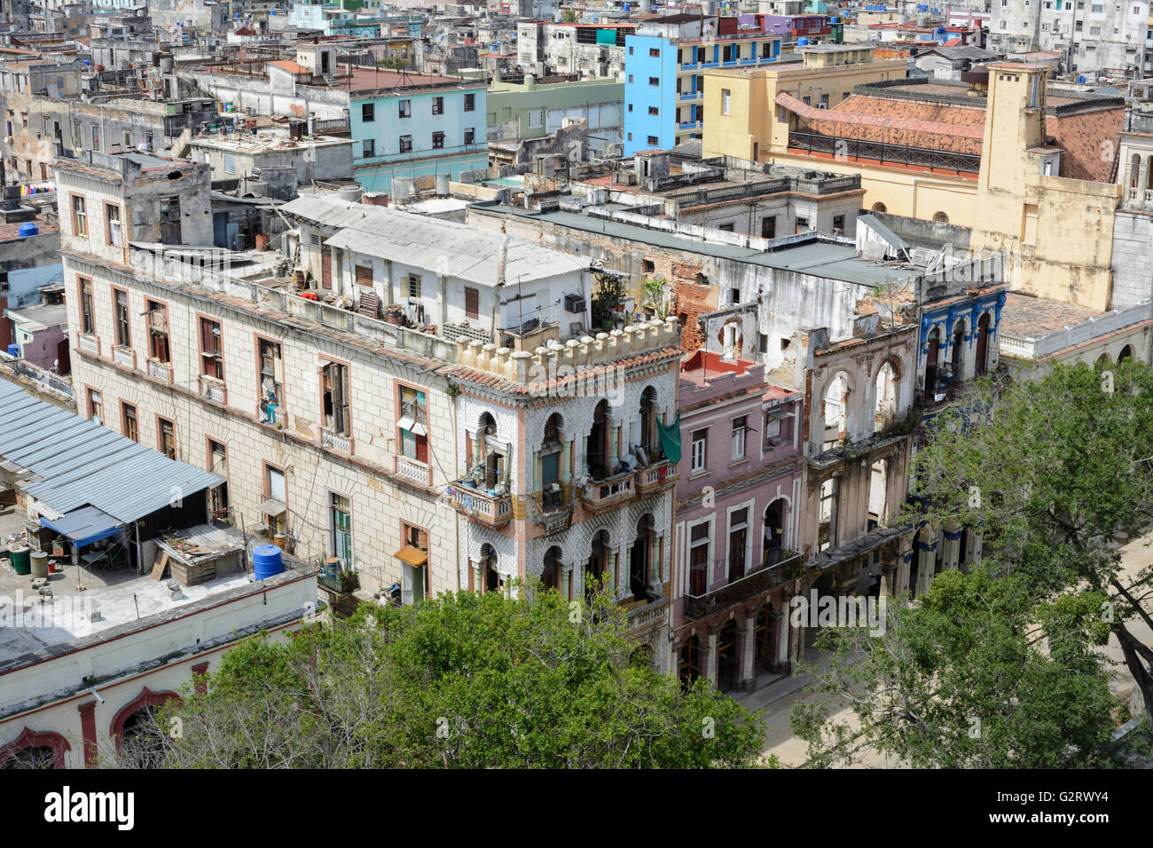 Paesaggio urbano in vista di edifici sul Paseo de Marti (Prado) e Havana tetti da Hotel Parque Central Havana, Cuba Foto Stock