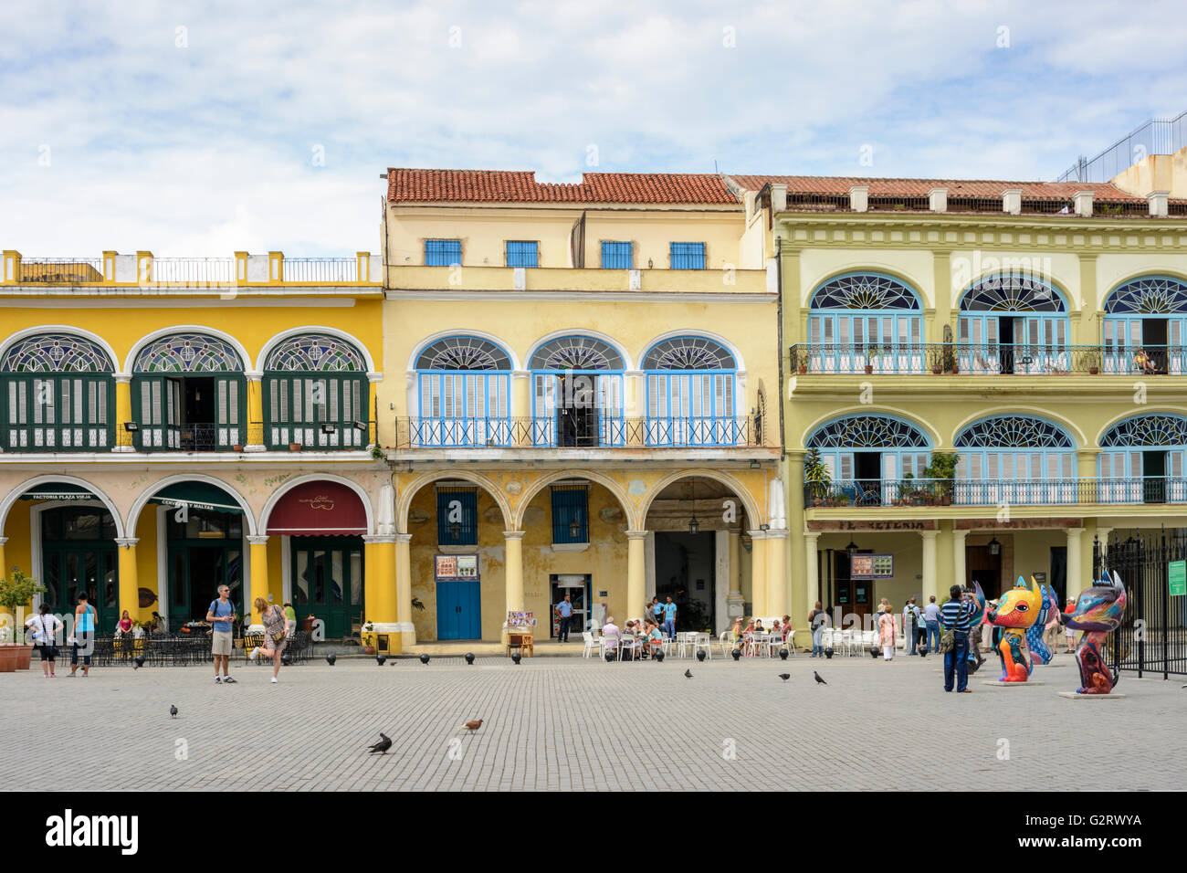 Rinnovato colorati edifici coloniali in Plaza Vieja, Old Havana, Cuba Foto Stock