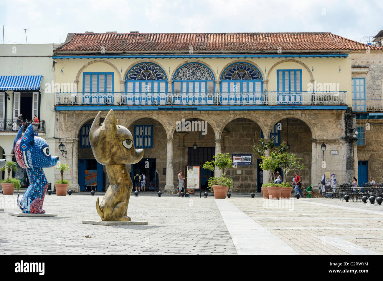 Rinnovato colorati edifici coloniali in Plaza Vieja, Old Havana, Cuba Foto Stock