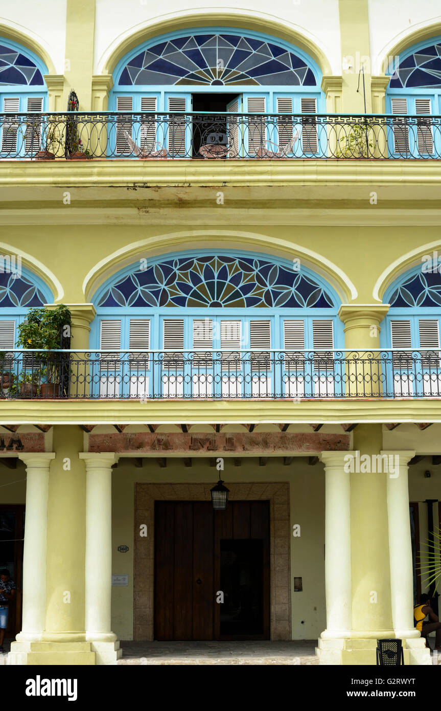 Rinnovato colorati edifici coloniali in Plaza Vieja, Old Havana, Cuba Foto Stock