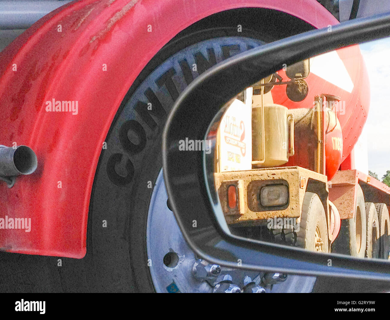Vista di una betoniera in un lato dello specchietto retrovisore Foto Stock