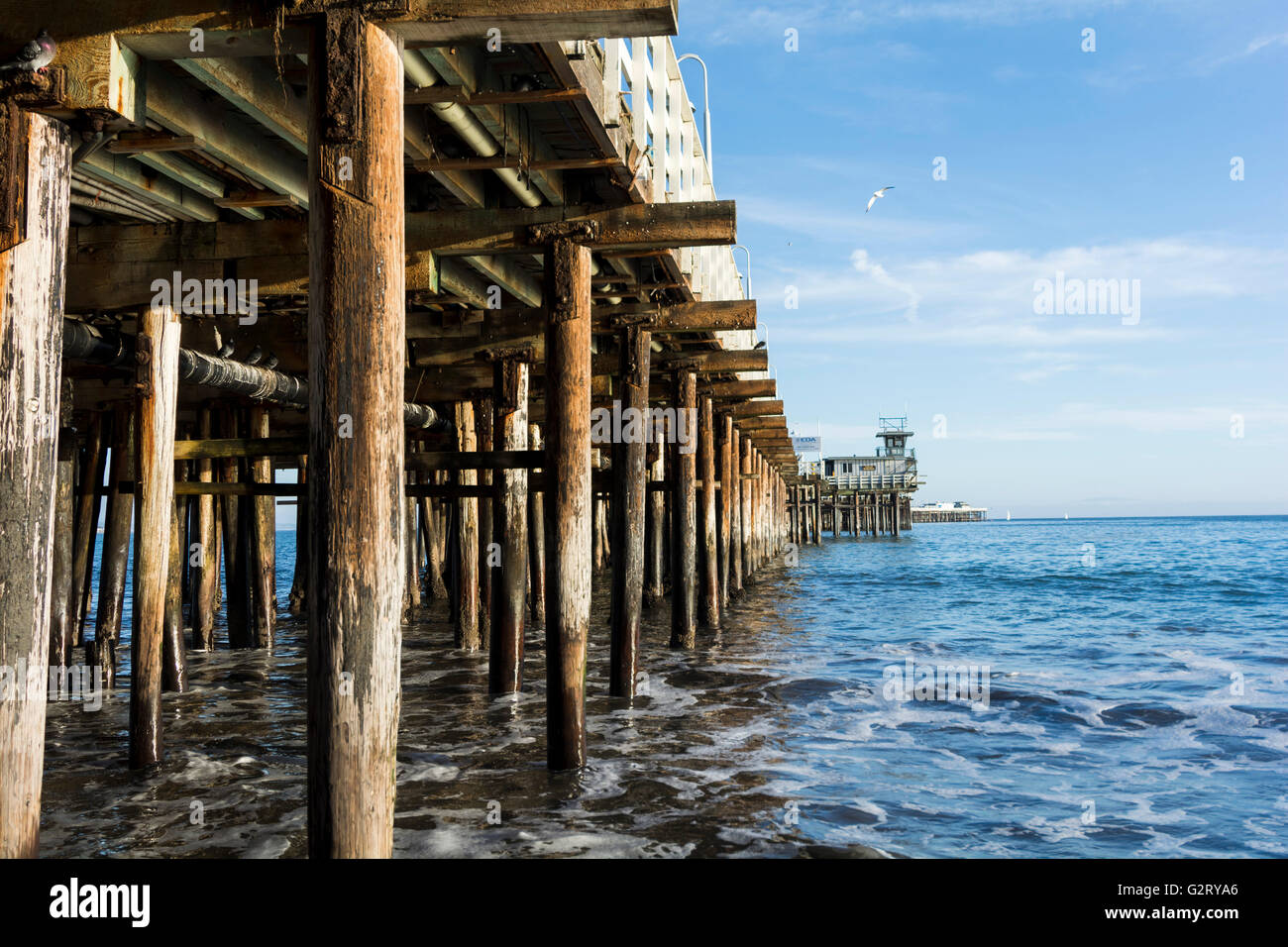 La vista di lato del molo e la simmetria della architettura di esso, di Santa Cruz, California, Stati Uniti d'America. Foto Stock