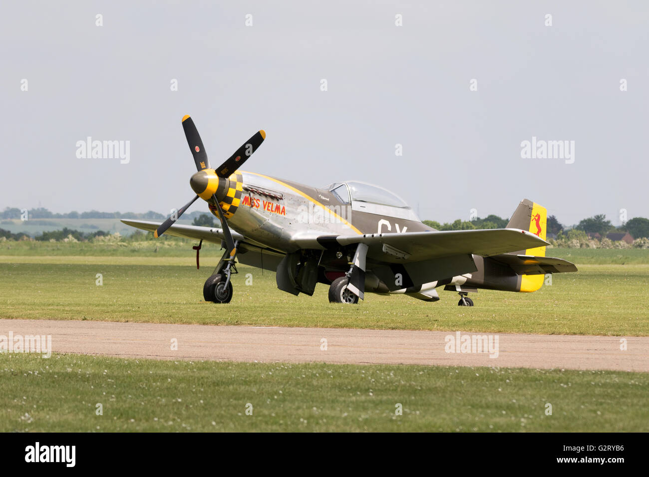 North American TF-51D Mustang aereo da combattimento 'Miss Velma' sul terreno a Duxford aeroporto, Cambridge Regno Unito Foto Stock