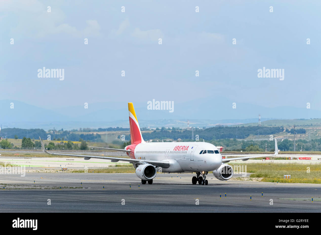 -Aeromobili Airbus A320- di -Iberia- compagnia aerea, direzione al terminal dell'aeroporto di Madrid-Barajas, dopo che esso ha atterrato. Foto Stock