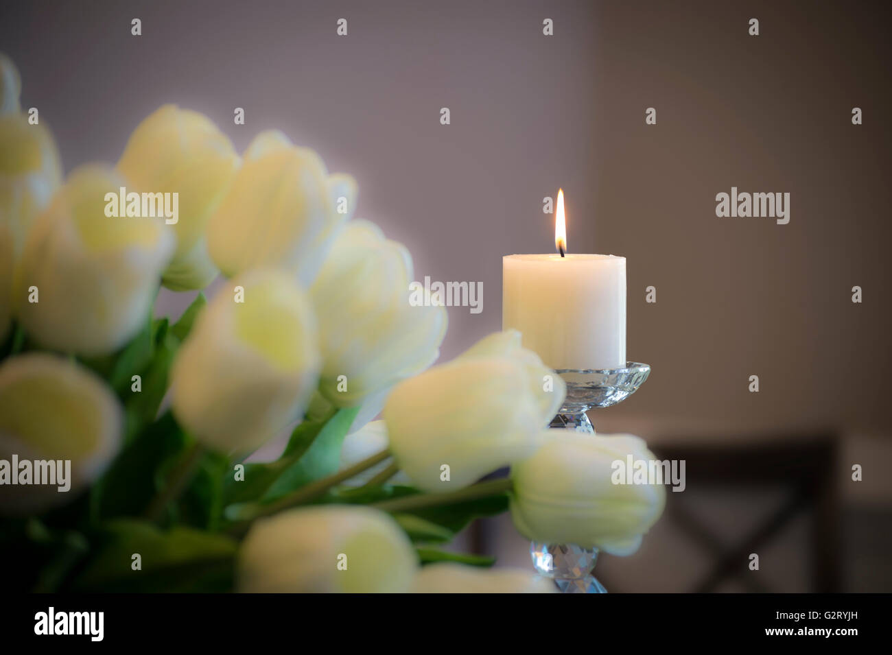 Candela bianca con fiori Foto Stock