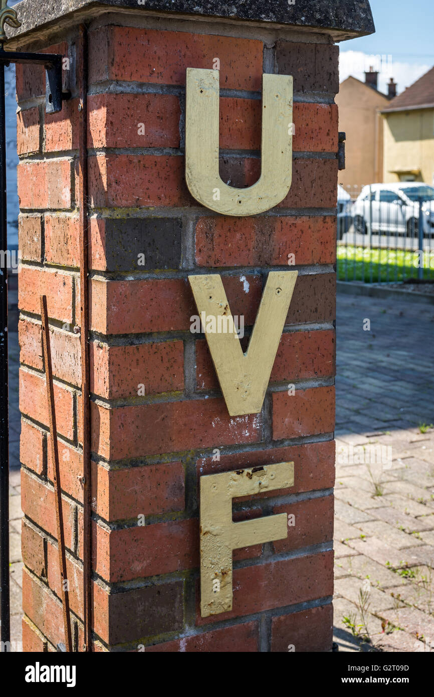 Metallo Ulster Volunteer Force lettering attaccata alla UVF memorial garden in Cregagh Estate in Oriente Belfast, Irlanda del Nord. Foto Stock