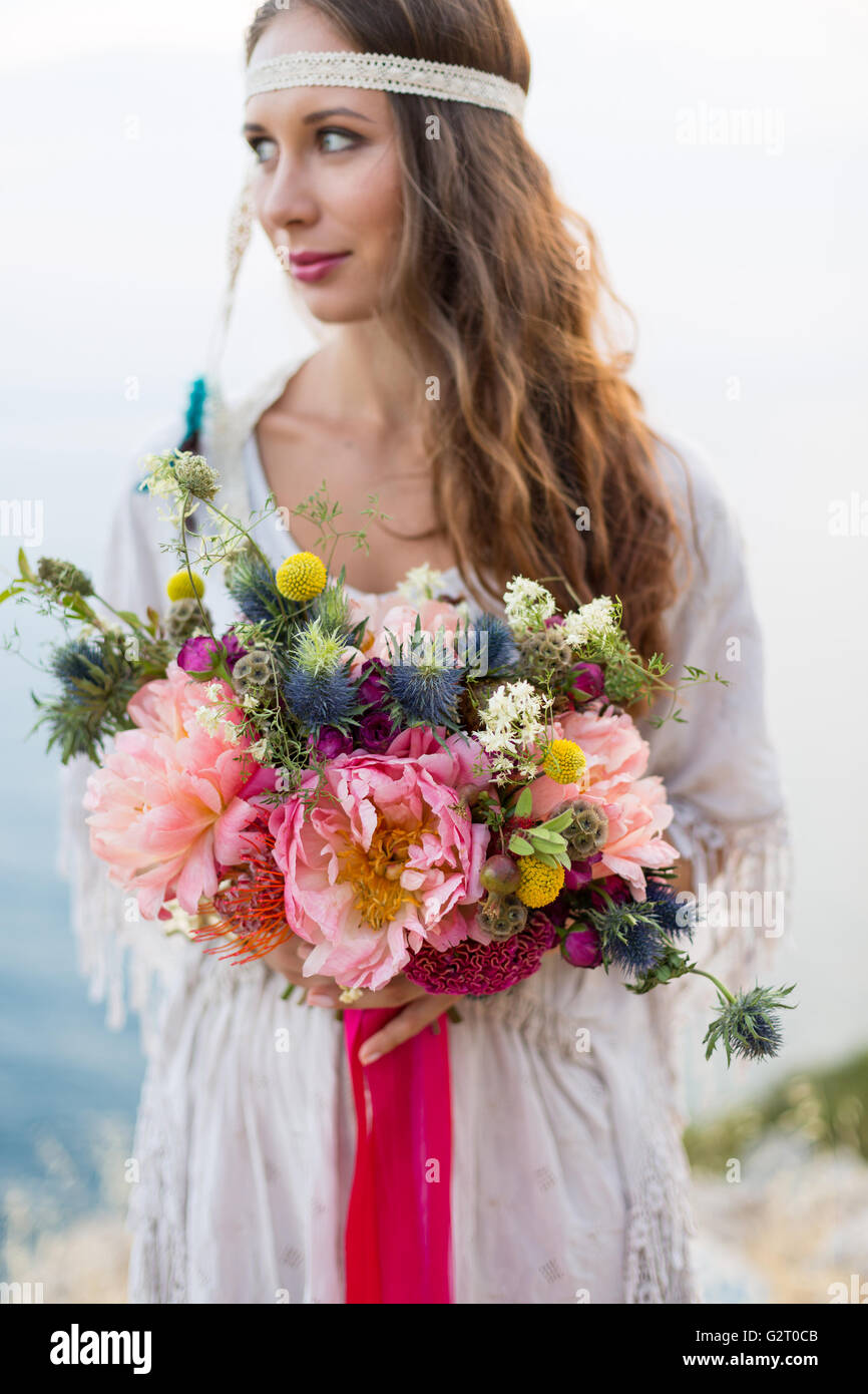 Ragazza con un bouquet nozze stile Boho Foto Stock