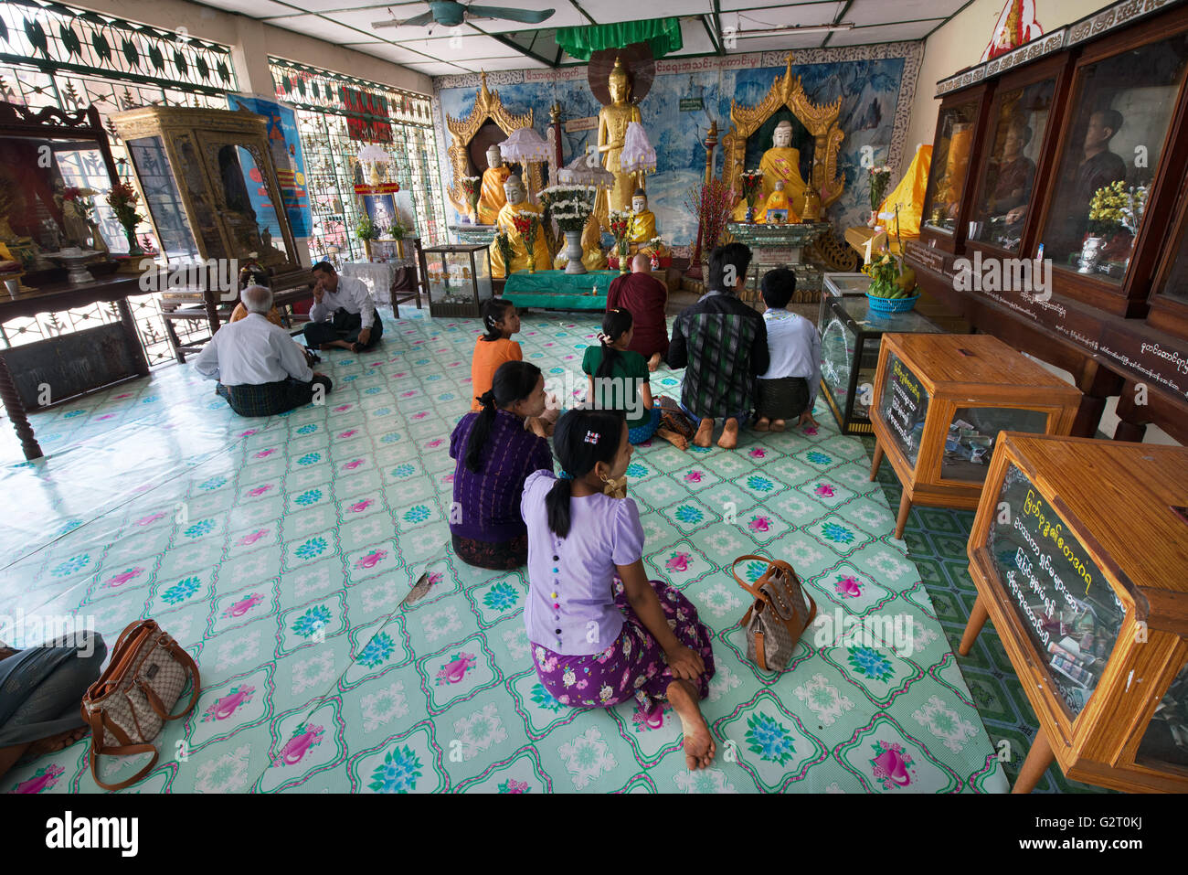 I devoti adorare un Golden Statue di Buddha, botataung pagoda yangon, stato di Yangon, myanmar Foto Stock