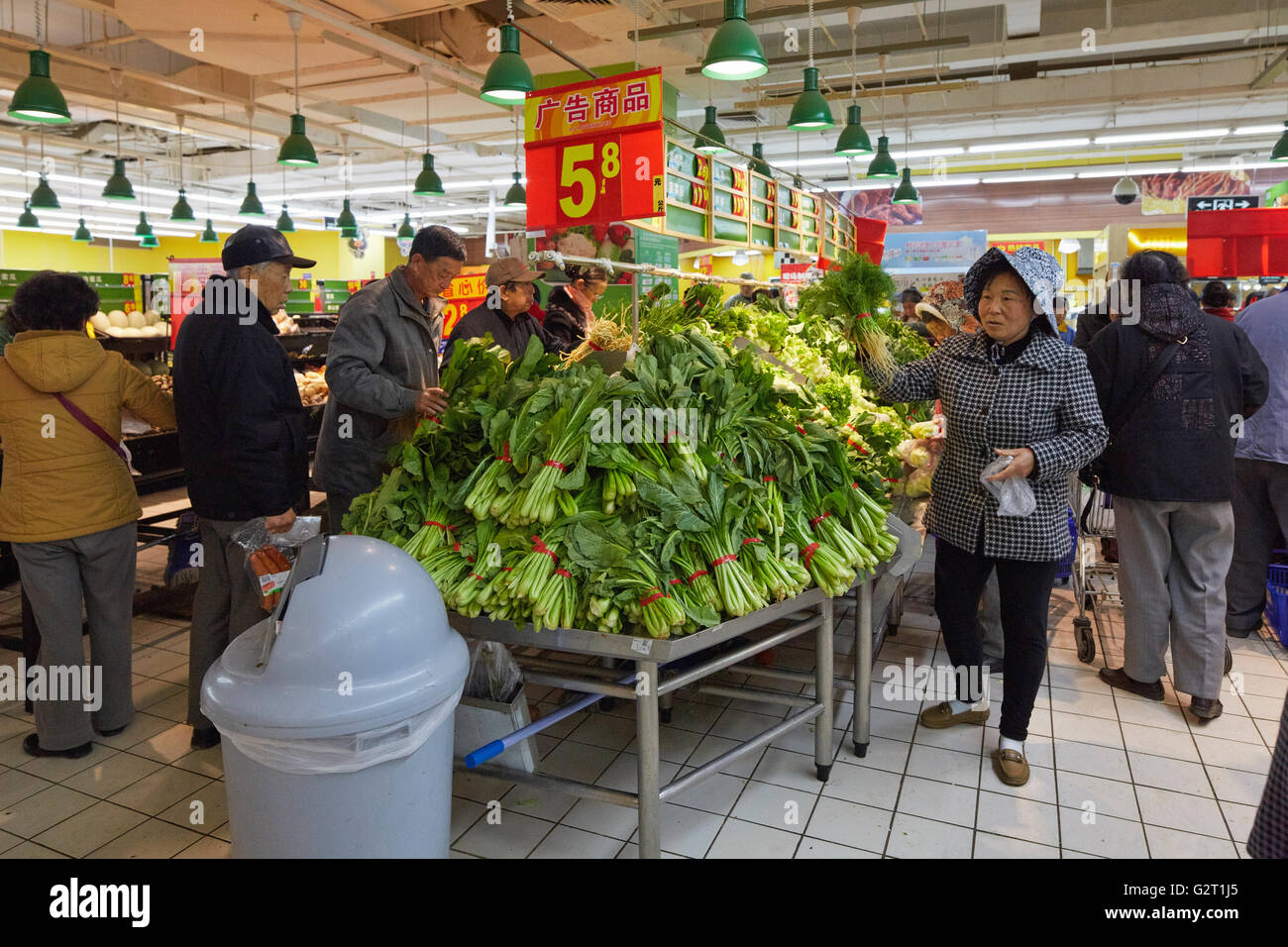 Persone che acquistano produrre nel supermercato Walmart a Kunming, Yunnan, Cina Foto Stock