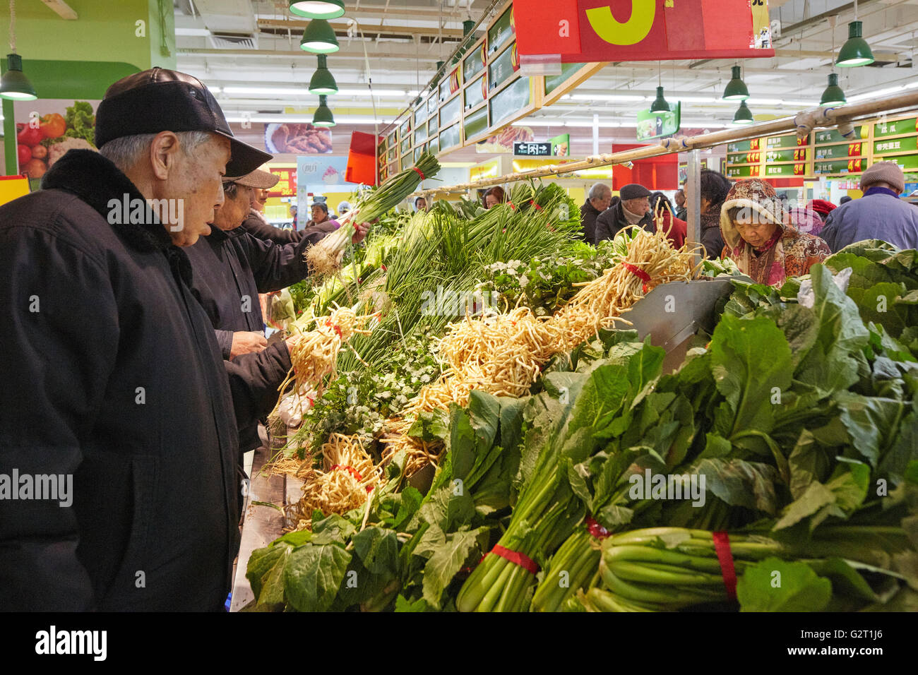 Persone che acquistano produrre nel supermercato Walmart a Kunming, Yunnan, Cina Foto Stock