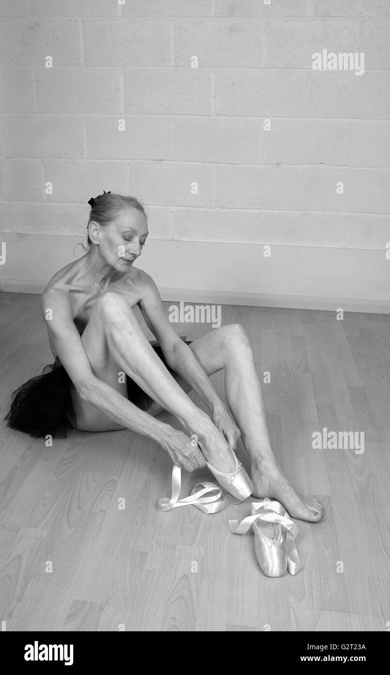 Invecchiamento della ballerina medicazione in suo punto scarpe, indossando solo un tutu. Il 31 maggio 2016 Foto Stock