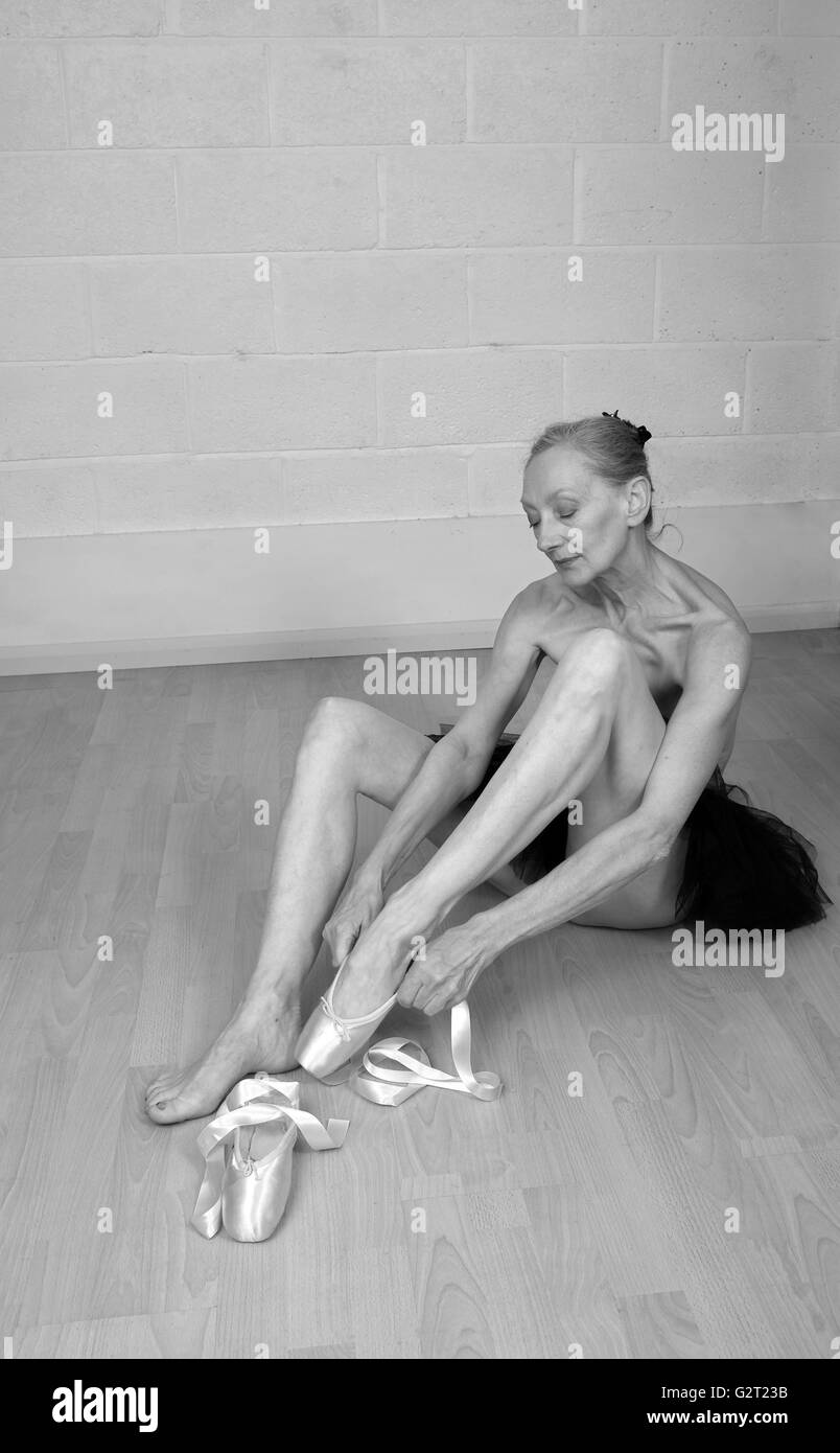 Invecchiamento della ballerina medicazione in suo punto scarpe, indossando solo un tutu. Il 31 maggio 2016 Foto Stock