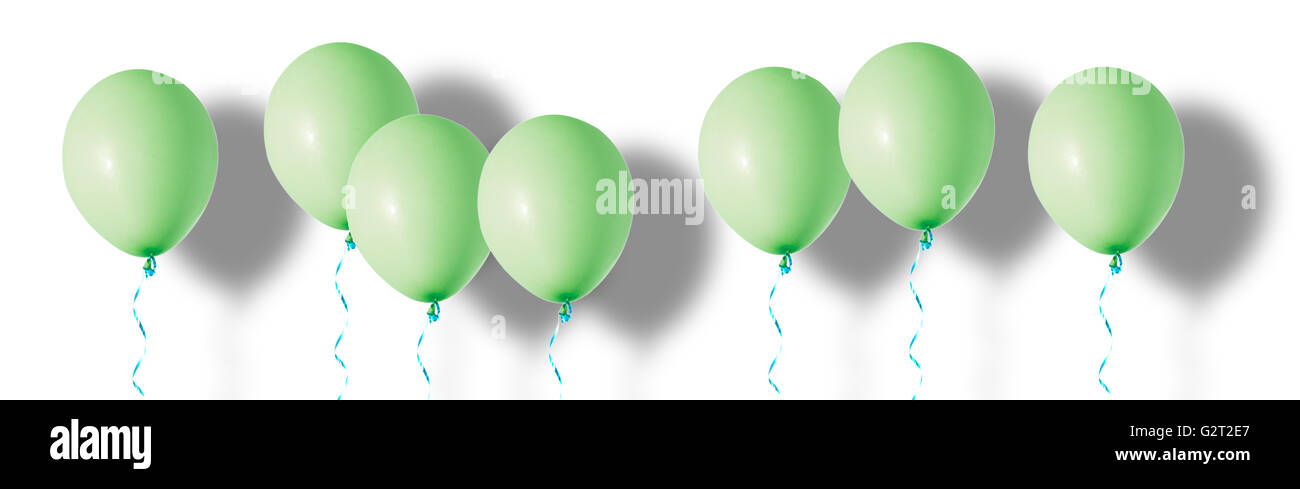 Aria verde palloncini volanti isolati su sfondo bianco Foto Stock