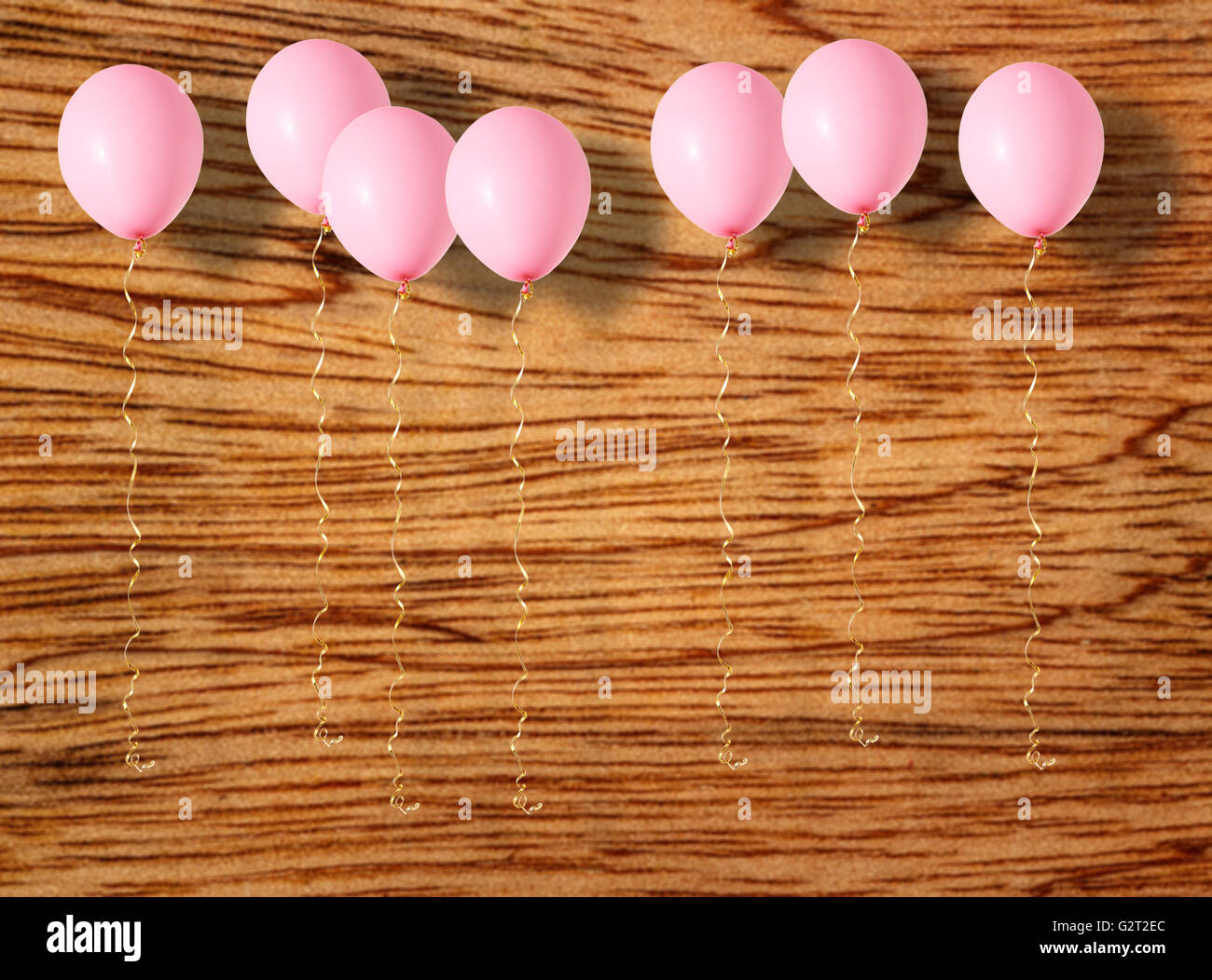 Aria rosso palloncini volanti su sfondo di legno Foto Stock