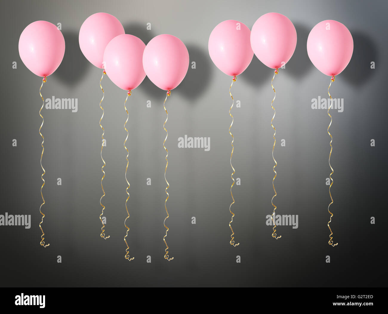 Aria rosso palloncini volanti su sfondo scuro Foto Stock