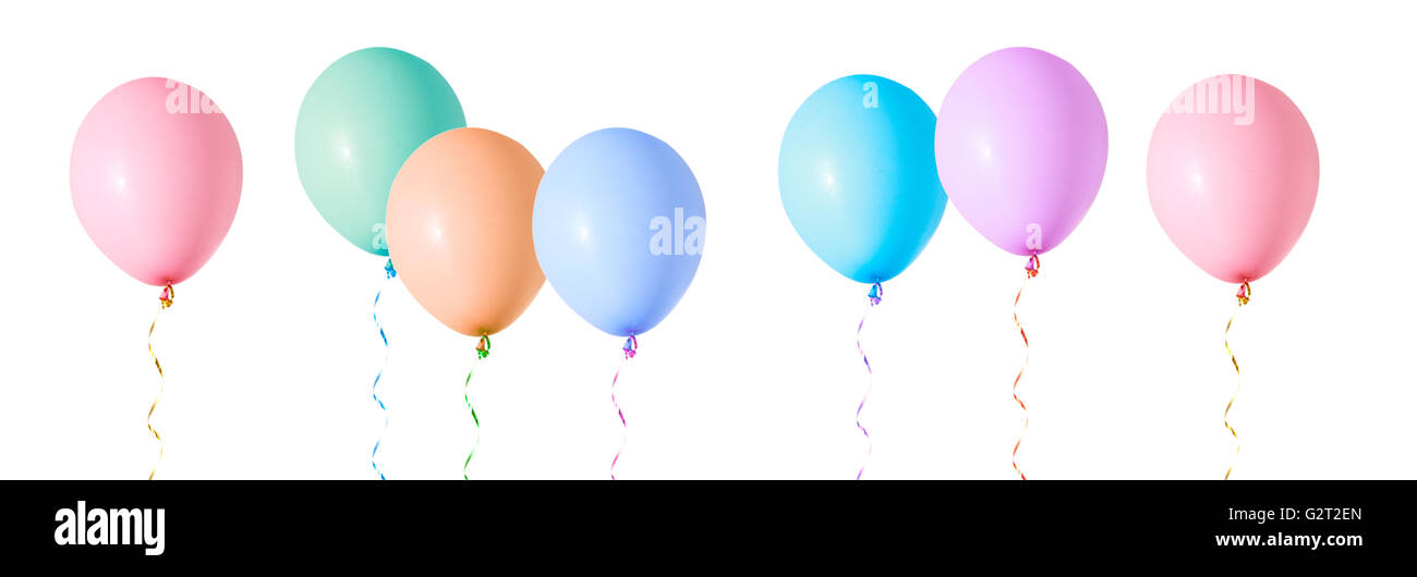 Aria variopinti palloncini volanti isolati su sfondo bianco Foto Stock