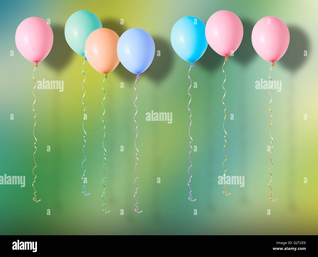 Aria variopinti palloncini volanti su sfondo colorato Foto Stock