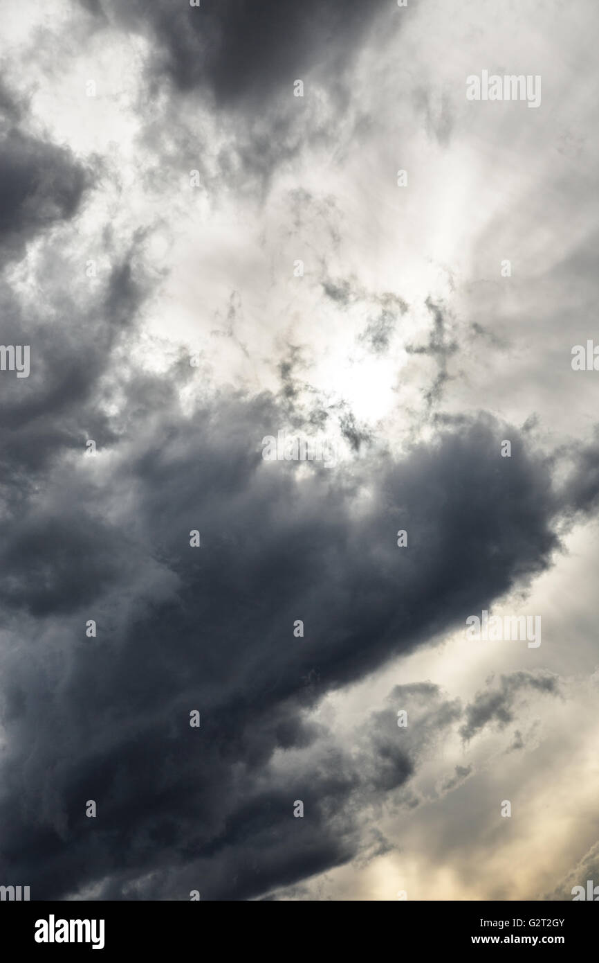 Grigio tempesta cielo nuvoloso come sfondo Foto Stock