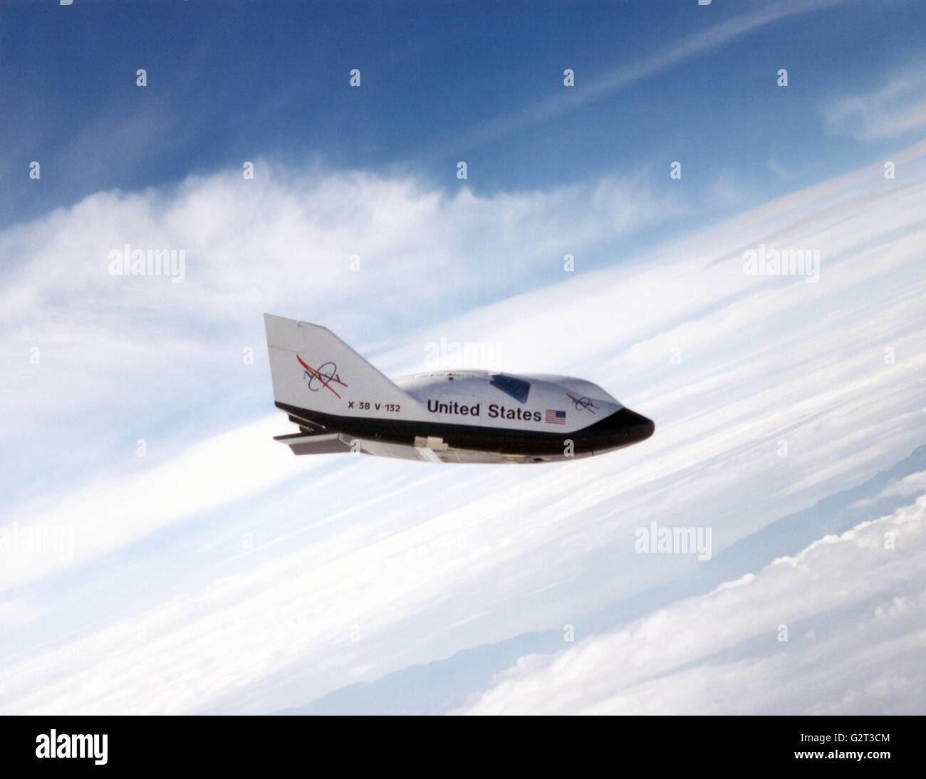 La NASA X-38 prototipo di veicolo di ritorno per l'equipaggio scende durante un volo di prova al Dryden Flight Research Center Luglio 1, 1999 in Edwards, California. L'X-38 fu costruito per aiutare a sviluppare la tecnologia per un equipaggio di emergenza veicolo di ritorno per i voli spaziali con equipaggio. Foto Stock