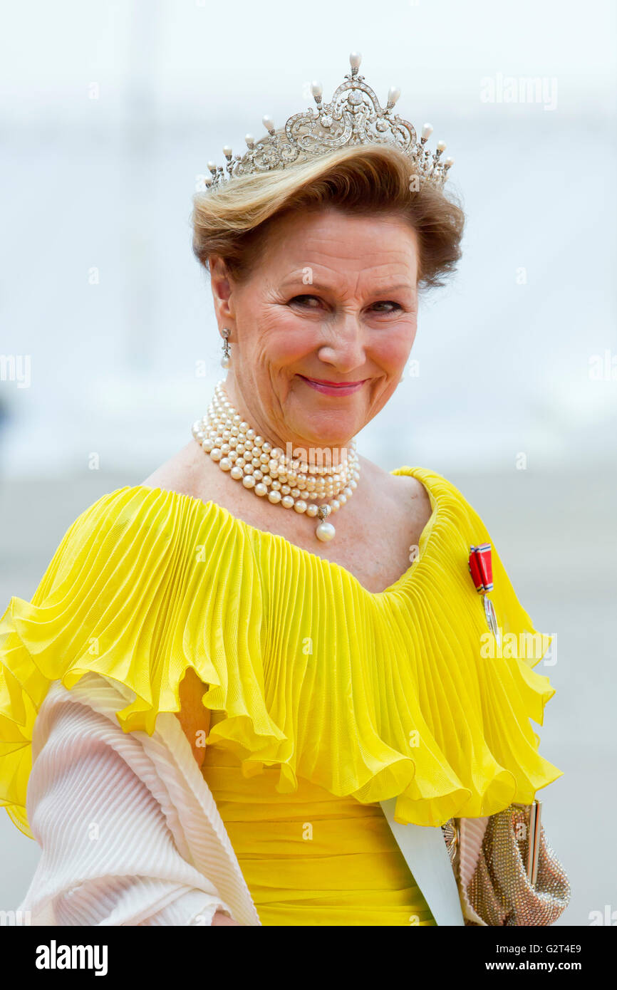 Regina Sonja di Norvegia, assiste le nozze del principe Carl Philip di Svezia a Sofia Hellqvist Foto Stock