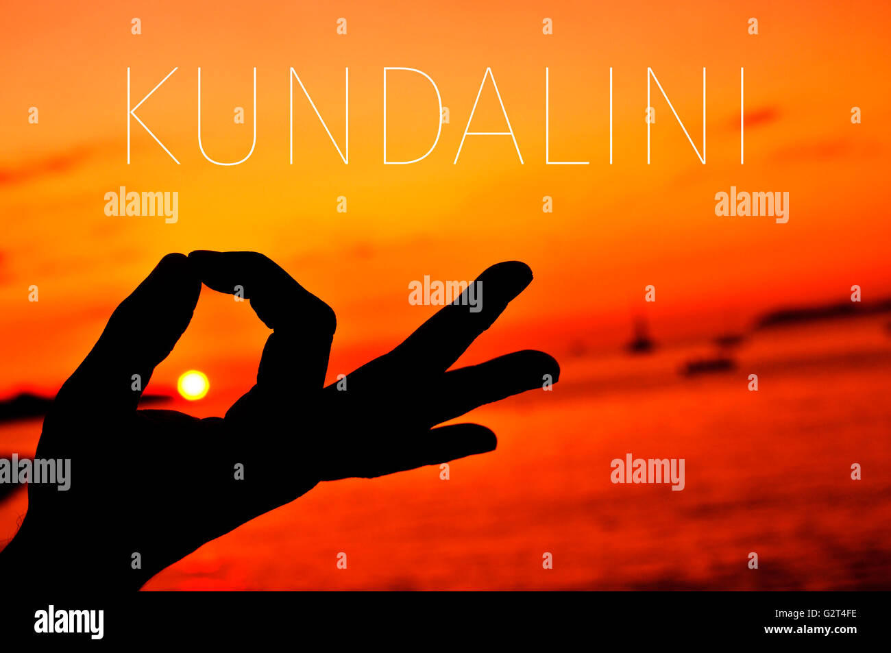 Primo piano di un giovane uomo meditando con le sue mani in gyan mudra al tramonto e il testo kundalini Foto Stock